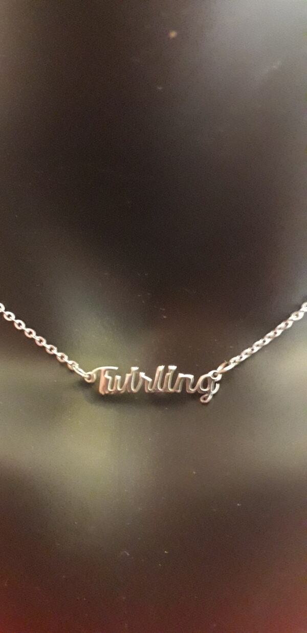 Collier Twirling